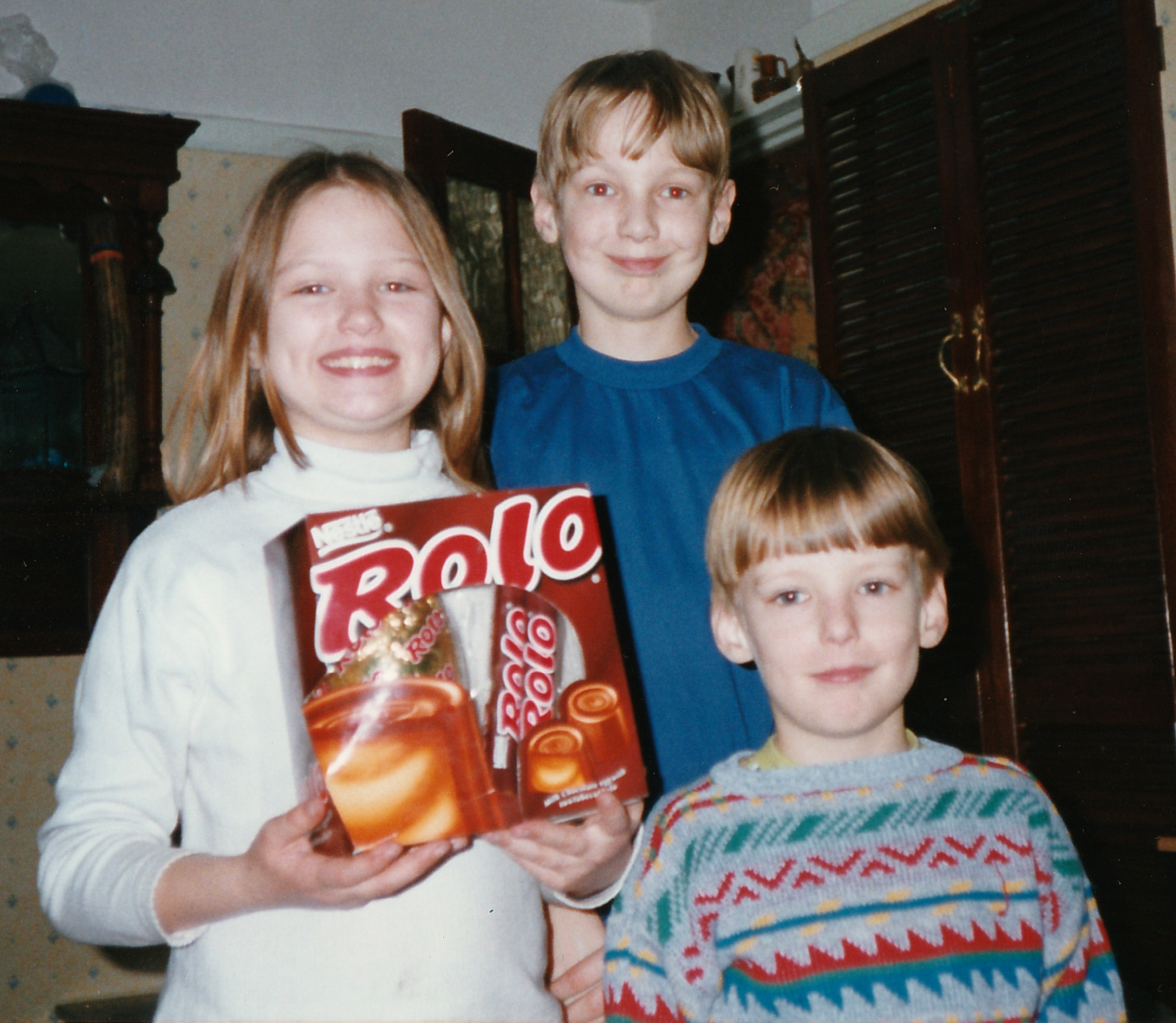 egg rolo holding